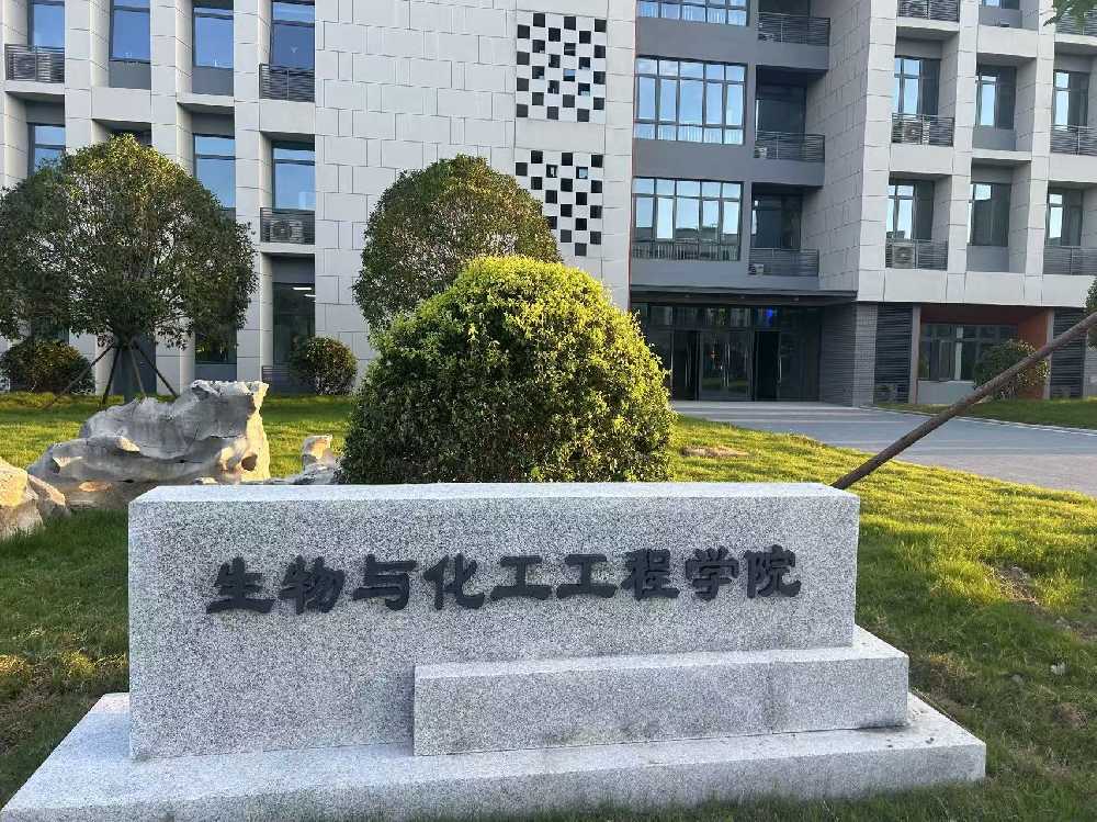 那坡县扬州职业大学体育场高杆灯项目